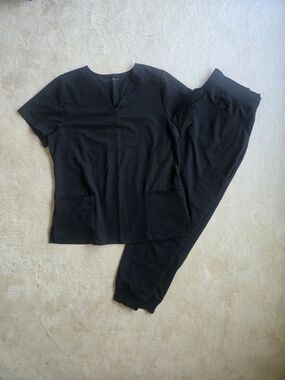 Mandala Scrub Set in Black - L Top, L Petite Pant